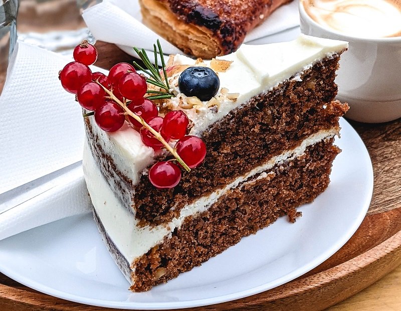 carrot-cake-with-fresh-fruits